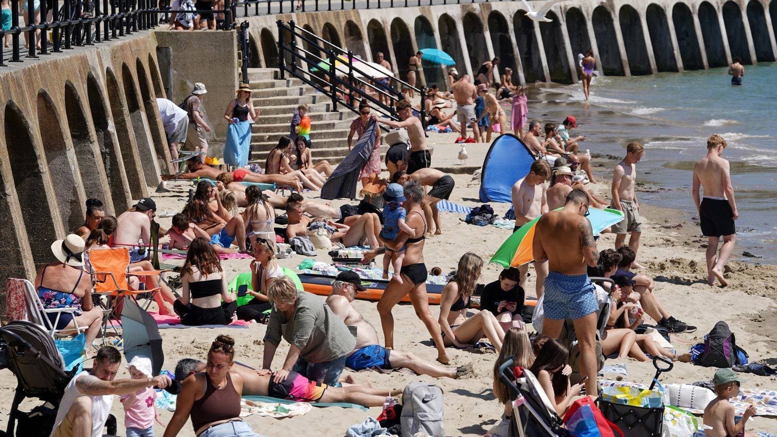 Heatwave set to peak with highs of more than 34C with warning of potential rise in deaths